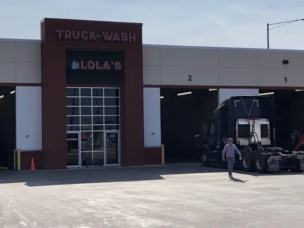 Lola's Truck Wash - photo 2