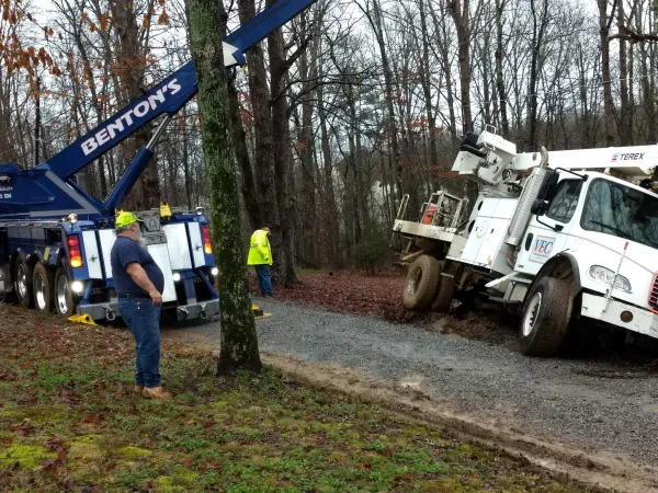Benton's Wrecker Service - photo 3