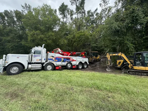 American Towing & Wrecker Service - Mobile Truck Repair - Diesel Repair Shop - photo 3