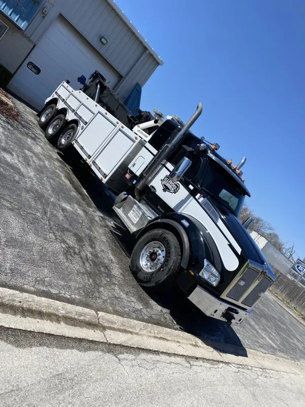 Illinois Fleet Service Towing & Repair - photo 3