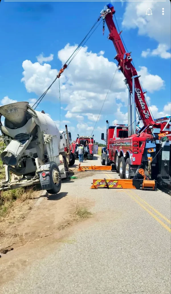 Santa Fe Tow Service - Cars, Heavy Duty & Semi Truck Towing - photo 3