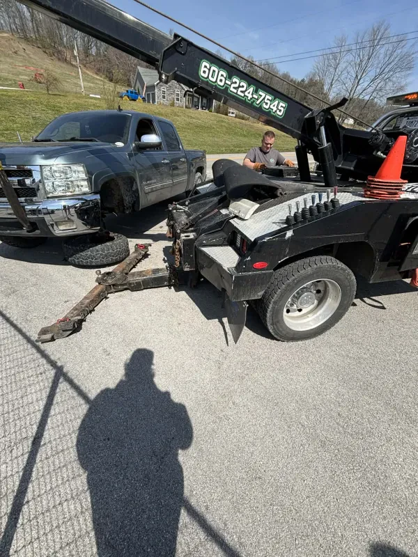 Hensley's Towing & Recovery - photo 3
