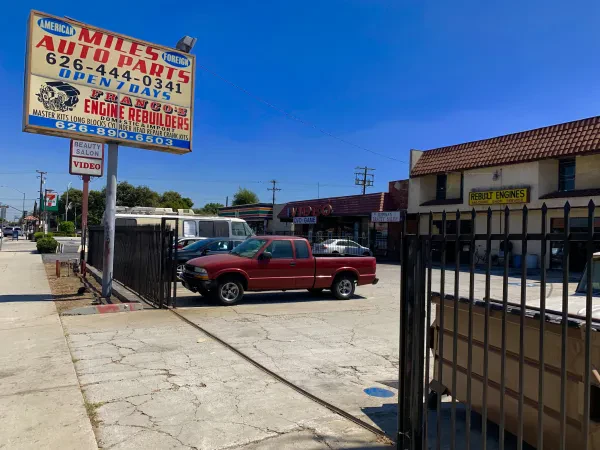 Miles Auto Parts - photo 2