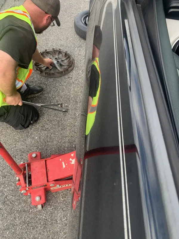 Hooked UP Towing and Roadside Assistance - photo 3