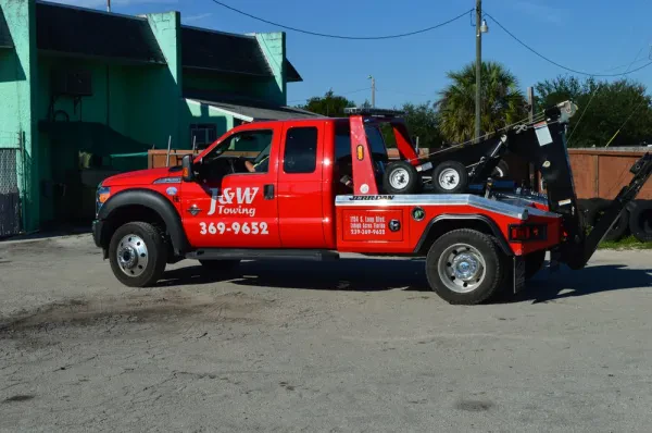 J & W Towing - photo 3
