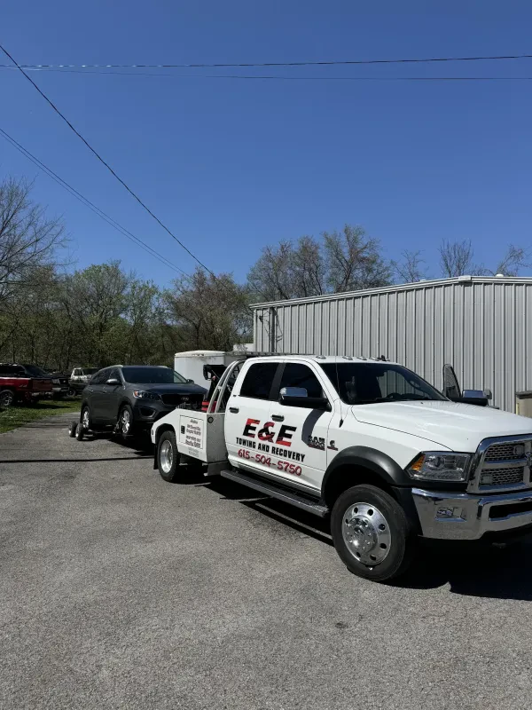 E & E Towing Service - photo 3