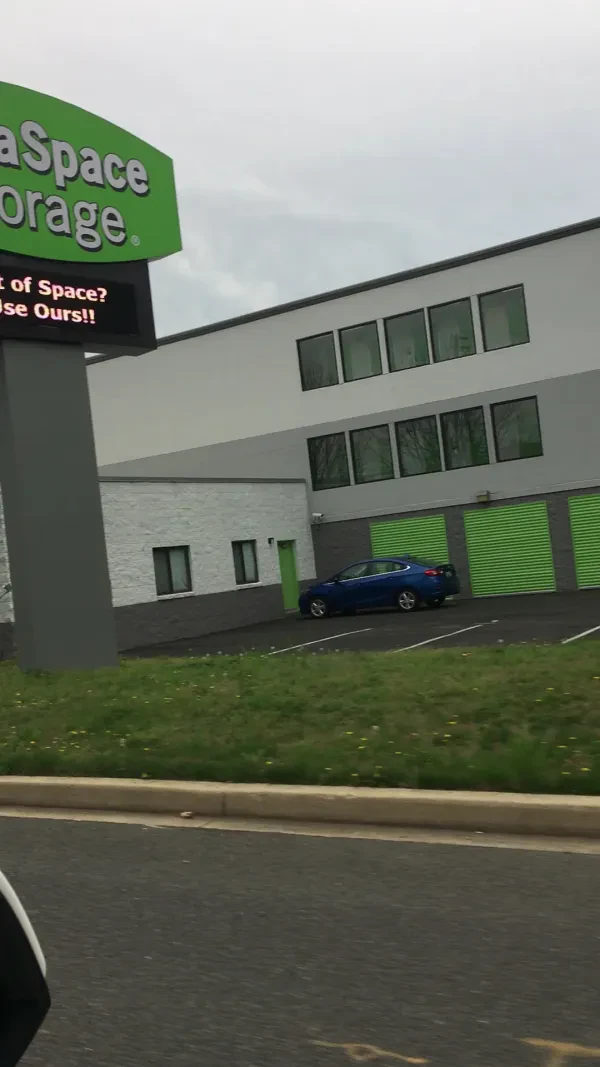 HENRY'S AUTO PARTS - photo 3