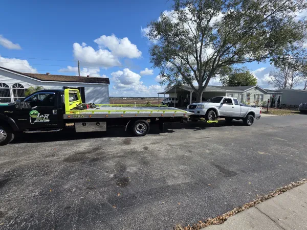L & R Towing Service - photo 3