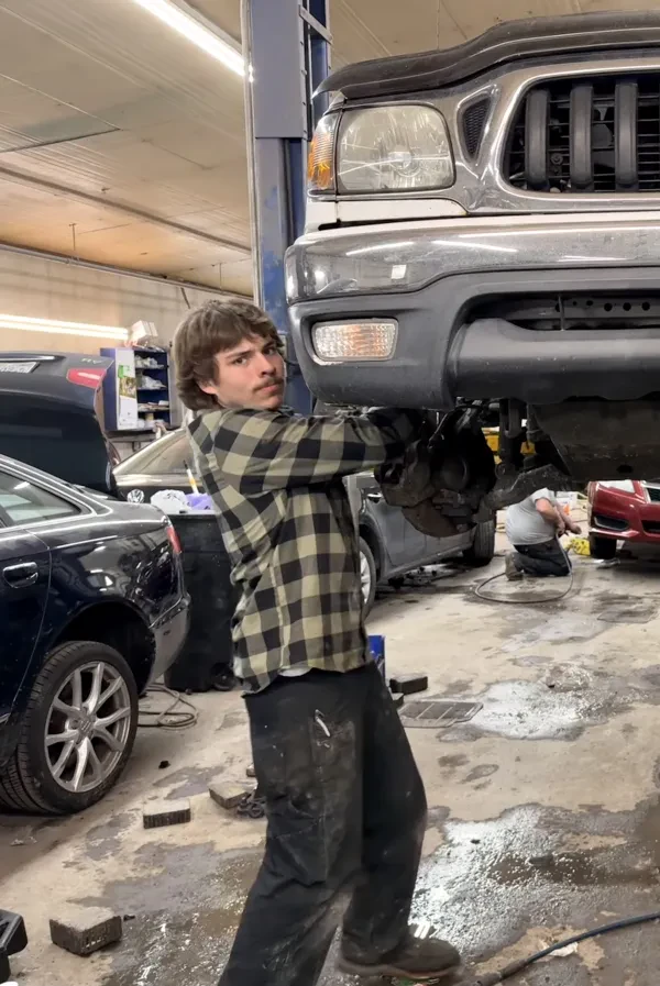 Roan's Body Shop - photo 2